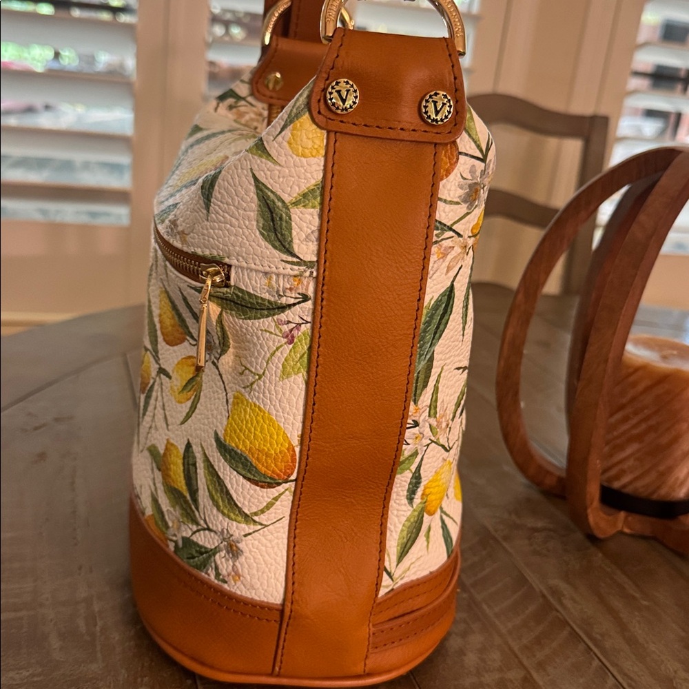 NWOT, Valentina vintage crossbody bucket bag in a gorgeous leather lemon print. - Picture 4 of 9